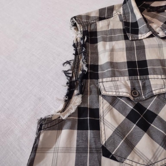 🌞 Guess sleeveless distressed muscle shirt button up collar pockets plaid S - Picture 12 of 16